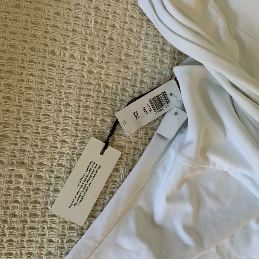NWT Aritzia Contour Twist Off Shoulder White Top Babaton Blouse Going Out - Picture 5 of 8